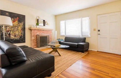 South Park House | Entire Stylish South Park 3BRM 2BA House & Yard