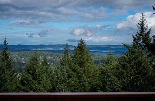 Salt Spring Island House | Entire Suite, Ocean, mountain view, hot tub, next to Mountain Maxwell park.