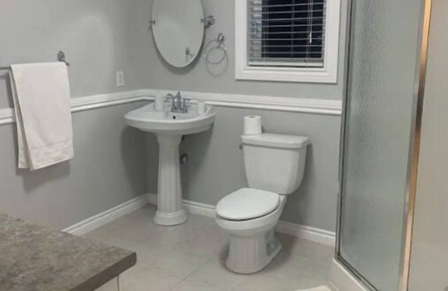 Orangeville House | Entire top floor huge 1 bedroom apt private entry!