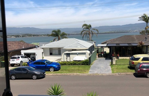 Wollongong House | Entire Top level with Moutain and lake view