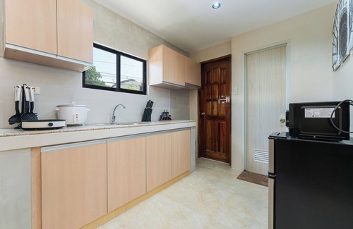 Cebu House | Entire Townhome 3BR & 3BA Best for Groups with Parking, Washer, WiFi and Netflix