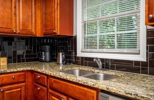Norcross House | Entire Townhouse Cozy 2B2B