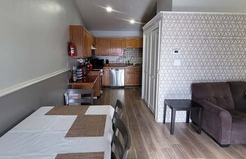 West Wendover Condo | Entire Townhouse 1 Car Garage +Jacuzzi