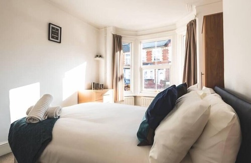 Reading House | Entire townhouse w/ 6 spacious bedrooms