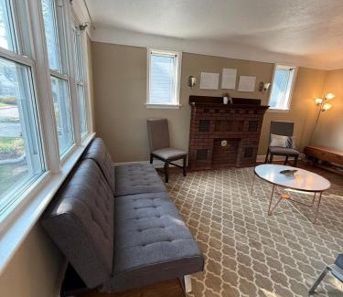 Burlington House | Entire Two Bedrooms Bungalow- Walking distance to Burlington Downtown- Sleeps 6