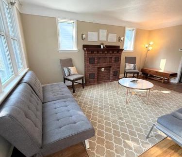 Burlington House | Entire Two Bedrooms Bungalow- Walking distance to Burlington Downtown- Sleeps 6