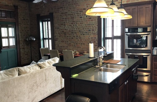 Jefferson Apartment | ENTIRE UNIT, Kid and Pet Friendly, washer/dryer, staff at your disposal