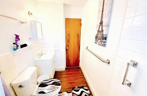 Ypsilanti Apartment | *Entire Unit, King Bed* Near Ann Arbor*Workspace*