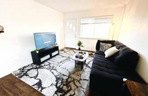 Ypsilanti Apartment | *Entire Unit, King Bed* Near Ann Arbor*Workspace*