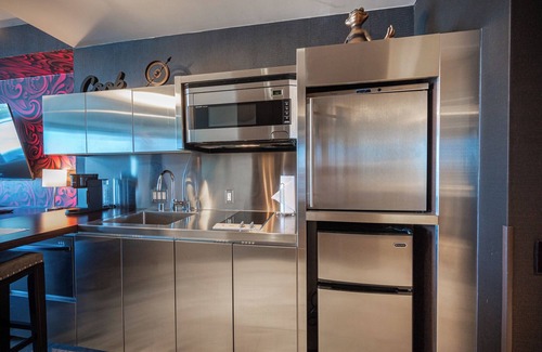 Las Vegas Hotel | Entire Vegas King bed, balcony suite. Marble bath spa tub, 70"/55" smart TVs