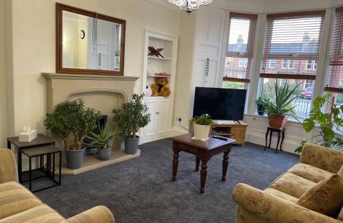 Bonnybridge Apartment | Entire Victorian house Edinburgh 2BR - 4 guests