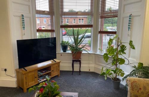 Bonnybridge Apartment | Entire Victorian house Edinburgh 2BR - 4 guests