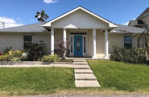 San Leon House | Entire Waterfront Home with 110Ft lighted private Fishing Pier on Galveston Bay!