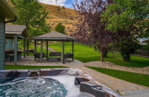 Baker City House | Entire Wunder Mine Estate Sleeps 20 Hot Tub Outdoor Kitchen Firepit