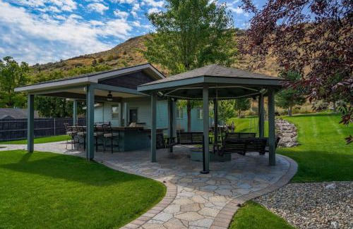 Baker City House | Entire Wunder Mine Estate Sleeps 20 Hot Tub Outdoor Kitchen Firepit