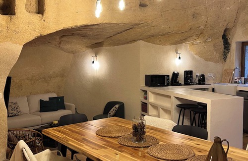 Doue-la-Fontaine House | Entre Nous "Au Troglo" Troglodyte house with jacuzzi