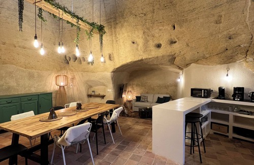 Doue-la-Fontaine House | Entre Nous "Au Troglo" Troglodyte house with jacuzzi
