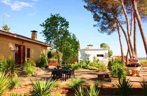 Salas Bajas Cottage | Entreviñedos del Somontano, ideal for families and groups of friends with pool!
