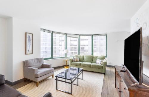 Downtown Chicago Apartment | ENVITAE 3BR Luxury Corner Loft with Navy Pier Views