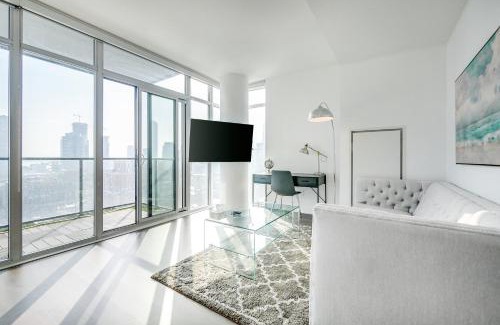 Old Town Apartment | Epic 2BR Condo w/Panoramic CN Tower/City View