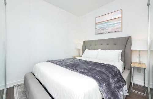 Old Town Apartment | Epic 2BR Condo w/Panoramic CN Tower/City View