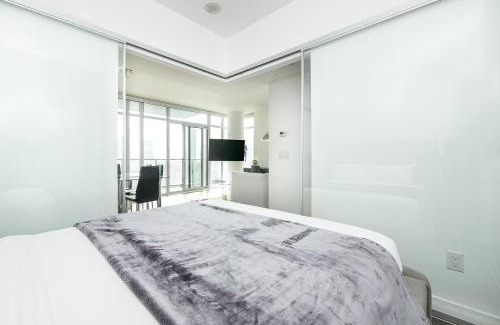 Old Town Apartment | Epic 2BR Condo w/Panoramic CN Tower/City View