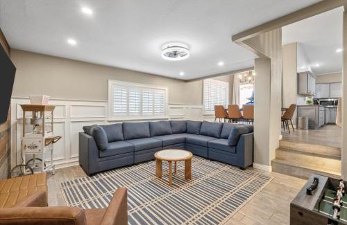 Peoria House | Epic 6BR with Foosball and Popcorn - Pool and Fire Pit