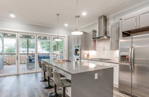 Midtown House | EPIC Backyard-Hot Tub-Near DWTN -Games-Sleeps 16