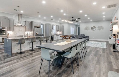 Midtown House | EPIC Backyard-Hot Tub-Near DWTN -Games-Sleeps 16