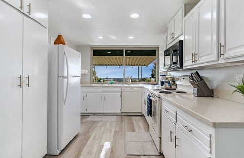 Bay Ho House | EPIC bay views close to beaches!!