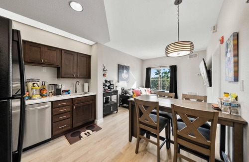 Florida Central Atlantic Coast Apartment | Epic * Disney & Universal Studios * Free SHUTTLE * 1 King * 1 Queen * FREE PARKING * NO RESORT FEE *