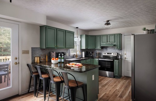 Massanutten House | Epic Family Stay - 40' Putting Green, Theater, Hot Tub, Sauna