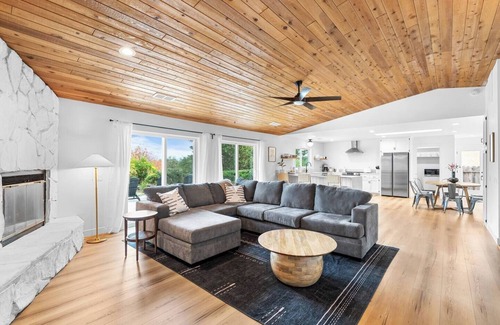 North Hilltop House | Epic Mt. Lassen Views | Private Luxury Getaway