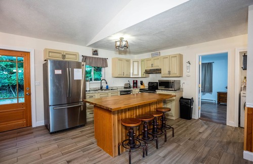 White Mills House | Epic Poconos Farmhouse near Lake Wally- Sleeps 18