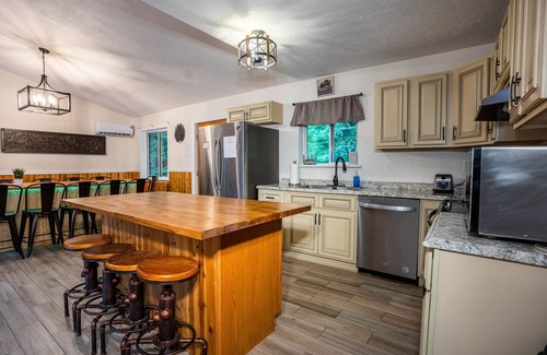 White Mills House | Epic Poconos Farmhouse near Lake Wally- Sleeps 18