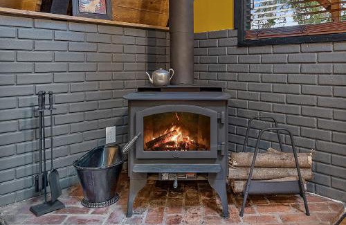 Jordan Road-Canyon Creek House | Epic view A-frame - Hot-tub Firepit & Fireplace