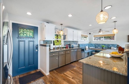 Home House | Epic Views: Hot Tub, 3BR/3BA, Sleeps10, Remote Retreat!