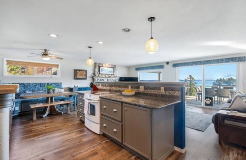 Home House | Epic Views: Hot Tub, 3BR/3BA, Sleeps10, Remote Retreat!