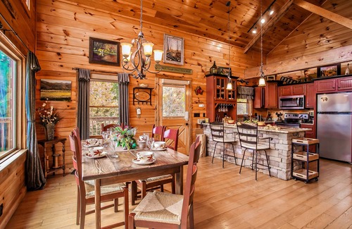 Gatlinburg - Pigeon Forge Cabin | EPIC VIEWS in Idyllic Location! Artwork as memorable as views! Luxury & Comfort