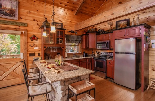 Gatlinburg - Pigeon Forge Cabin | EPIC VIEWS in Idyllic Location! Artwork as memorable as views! Luxury & Comfort