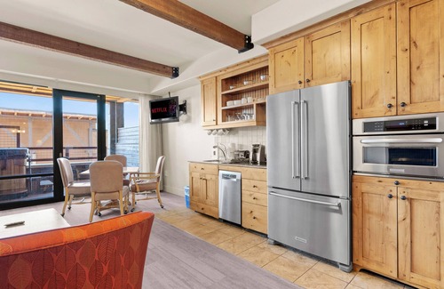 Kimball Junction Condo | Epic Views of Utah Olympic Park | Hot Tub | 1 Bdrm+ Loft | Sleeps 8
