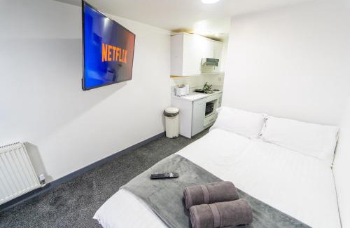 Selly Oak Apartment | Equipped Compact Studios next to UOB and QE Hospital!