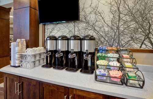 Benton Harbor Condo | Equipped Suite | Free Daily Breakfast, Indoor Pool + Fitness Center