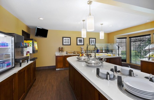 Shelby Township Apartment | Equipped Suite | Free Breakfast, 24h Business Center + Seasonal Pool