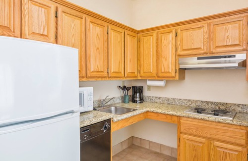 Brownsville Condo | Equipped Suite | Free Daily Breakfast, Pool + Business Center