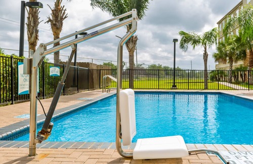 Brownsville Condo | Equipped Suite | Free Daily Breakfast, Pool + Business Center