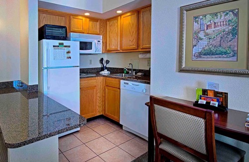 Graysville Condo | Equipped Suite Near Hamilton Place Mall | Indoor Pool + Gym Access