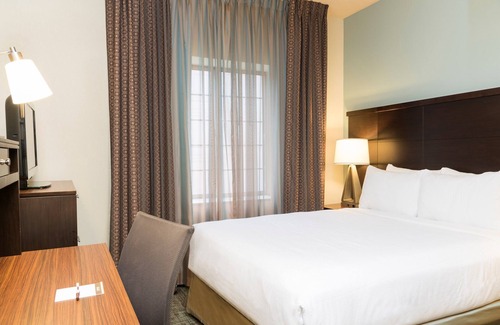 Oakbrook Terrace Condo | Equipped Suite Near the Heart of Chicago | Complimentary Breakfast