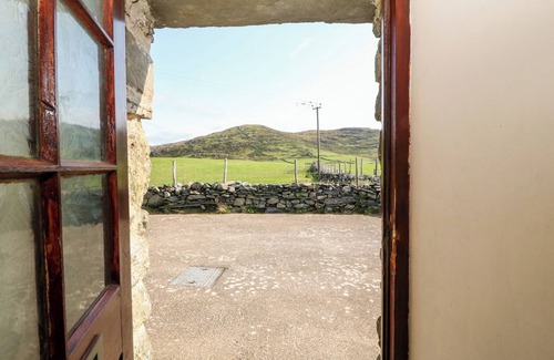 Garndolbenmaen Cottage | EREINIOG, family friendly, with open fire in Tremadog