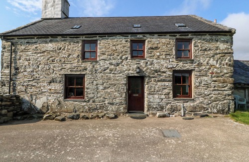 Garndolbenmaen Cottage | EREINIOG, family friendly, with open fire in Tremadog